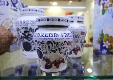 le amarene in sciroppo (e il vasetto in ceramica) con cui e' diventato famoso il nome di Fabbri.