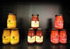 I 3 nuovi prodotti della Finagricola e commercializzati con il marchio Cosi' Com'e'. Da sinistra a destra il ketchup di pomodorini datterini gialli, piu' dolce di quella classica, la salsa barbecue e infine il ketchup tradizionale. Il ketchup giallo e' natyo dalle richieste e dalle sollecitazioni dei clienti Finagricola, che volevano un prodotto premium per le paninoteche e la ristorazione di livello.