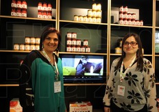 Nello stand di Finagricola. A sinistra Carmela Viggiano, commerciale ortofrutta dell'azienda. A destra Elisa Vecchi, responsabile commerciale per l'Italia della linea Cosi' Com'e'.