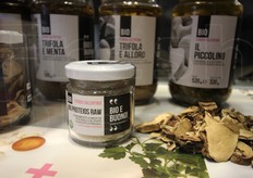 In primo piano una novita' della Funghi Valentina presentata in fiera: il Bioproteios Raw, una delle tre referenze di funghi prataioli essiccati prodotti con la tecnologia raw food. Essiccando a freddo conserva tutte le proprieta' organolettiche e nutrizionali dei fungi. Le altre due referenze sono il Biofiber Raw w il Bioagaricus Raw, rispettivamente prataioli a fette ed interi, mentre nel Bioproteios Raw i funghi sono in polvere. Come tutti i prodotti della Funghi Valentina sono biologici.