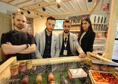 Nello stand della Moncada. Da sinistra a destra Giovanni Distefano, Salvatore Moncada, Andrea Cavarra e Ginevra Driganti.