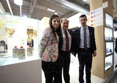 Da sinistra a destra il team di Natura Nuova: Cristina Gregori, responsabile marketing, Stefano Orselli, commerciale e Mirco Fabbri. A sinistra si nota la nuova linea lanciata dall'azienda di Bagnacavallo (RA) al Cibus: FruttaSuper, una linea di 3 smoothies in doypack con superfrutti come quinoa, acai e melograno.
