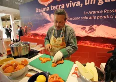 Lo chef Carmelo Chiaramonte, impegnato nello stand Oranfrizer in uno show cooking dove ha rivisto l'uso degli agrumi in cucina.