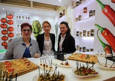 "Caterina Ledda (a sinistra), titolare dell'Ortoledda, poi in ordine Monica Araldi e Giada Minetti. L'azienda produce giardiniere e verdure sottolio, sottaceto. "Quest'anno - spiega la titolare - abbiamo rinnovato le confezioni con un vasetto da 90 grammi, un nuovo formato che va molto: si consuma velocemente, non resta in frigo e con poco la famiglia compra e mangia". Quello di una riduzione dei formati e' un trend segnalato da molti."