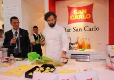 Carlo Cracco, chef e testimonial San Carlo, impegnato in uno show cooking per un uso alternativo della patatina.