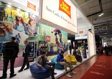 Pouf e angolo ristoro nello stand San Carlo.