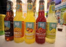 Al mandarino, al limone, all'arancia e all'arancia rossa: alcune delle bibite prodotte dalla Tomarchio.