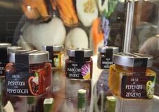 La linea ideata dalla Turchet comprende 7 salse diverse: dolce di carciofi, di cipolla con cannella, di pomodori rossi, di melanzane con menta, di radicchio con arance, di peperoni con peperoncino, di peperoni con zenzero. Alla vendita le confetture verranno abbinate con una guida all'abbinamento giusto.