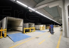 Una delle principali novita' la si trova in questa foto: ogni stand ha nel retro dei pianali di carico per velocizzare le operazioni di carico e scarico.