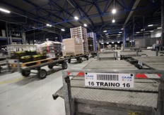 Il sistema di movimentazione delle merci e' stato sviluppato dalla Toyota Accademy con la collaborazione degli operatori del mercato: si basa su un sistema di codici a barre che assegna priorita', tempistiche e destinazione delle merci.