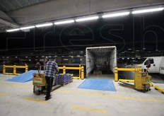 Ogni stand ha proprie aree di carico e scarico per velocizzare le operazioni. Essendo aree a sbalzo, a livello del piano di carico dei camion, per la movimentazione dei pallet basta una persona.