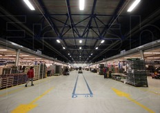 Come i piu' moderni mercati, quello all'ingrosso di Bologna ora è formato da un'unica navata lunga, in questo caso, 400 metri.