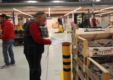 Il nuovo sistema di movimentazione delle merci e' basato su un sistema di codici a barre che determina la priorita' e la destinazione dei prodotti venduti.