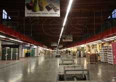 Uno dei problemi maggiori della vecchia struttura, denunciati dagli operatori, erano gli eccessivi spazi: e' stato calcolato che, per visitare tutti gli stand, un cliente doveva percorrere quasi un chilometro e mezzo. A piedi.