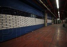 Serrande abbassate, da tempo.