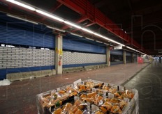 Le serrande abbassate contribuivano a dare un'impressione di degrado e abbandono.