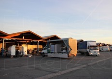 All'estero della vecchia struttura. Si noti l'assenza di piani di carico.