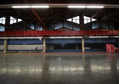 Il passaggio di un uomo davanti a delle serrande abbassate trasmette un certo senso di desolazione.