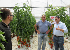 Giovanni Migliorisi fornisce dettagli ai visitatori.