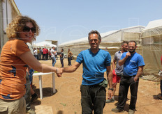 "Una serra sperimentale in contrada Alcerito, a Vittoria. Qui, le mani sapienti di Daniele Rizzo hanno messo a dimora le piantine di nuove varieta' di "pomodoro allungato" prodotte dall'azienda sementiera SAIS. Le nuove cultivar hanno risposto bene alle attese e, nella giornata del 26 maggio 2016, sono state presentate ai visitatori. L'arrivo di alcuni agricoltori, accolti da Simona Toloni (product manager SAIS)."