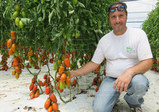 Daniele Rizza (proprietario della serra) mostra i grappoli.