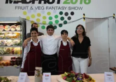 Foto di gruppo nello stand del Fruit & Veg Fantasy Show. Al centro lo chef Domenico Palomba, a destra Alessandra Ravioli, responsabile marketing CSO.