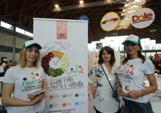 Il corner del progetto Fruit24, lanciato da poco da Apo Conerpo. Il progetto mira a stimolare il consumo di frutta e verdura, a ogni ora del giorno. Da sinistra troviamo Melany, Elisabetta e Roberta.