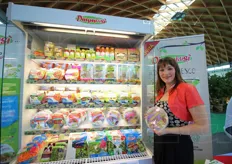 "Ilaria Monteverdi, Marketing de La Linea Verde, nel corner all'interno dello stand Fruit & Veg Fantasy Show. "Il bilancio della fiera e' positivo - ci spiega - perche' le persone che amano il benessere sono uno dei nostri target"."