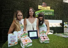 Nello stand della Mister Nut. Da sinistra Caterina Lemma, Jasmina Annibali (direttore Marketing dell'azienda) e Francesca Brandina.