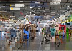 Alle 8:30 del mattino, si respira una calma serafica. Presto verra' esposta, nelle corsie, tutta la merce scaricata.