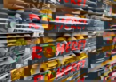 Cassette di pesche in attesa di essere vendute.