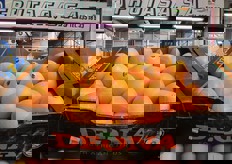 Da extra Europa la coloratissima frutta esotica - mango, papaya, lime, alchechengi, avocado per citarne alcuni - spicca sul resto ma disponibili anche agrumi, limoni (pochi!), meloni, banane. In foto: arance sudafricane.