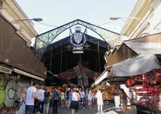 Esternamente, La Boqueria presenta una struttura in metallo e vetro. Per i tanti turisti in visita alla citta' di Barcellona, e' praticamente un must.