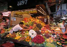 La soluzione migliore per calarsi nel mercato e' quella di camminare tra i banchi della frutta e della verdura, del pesce e della carne, avvicinandosi a bar e ristoranti, godendosi il miscuglio di suoni, odori e sapori.