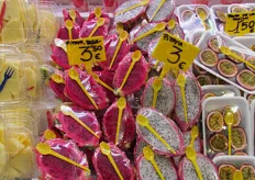 Ad attirare la nostra attenzione anche i frutti di pitaya (rosa e bianca) tagliati a meta' e filmati con cucchiaino, a 3,00 e 3,50 euro al pezzo e il vassoio di frutti della passione, sempre tagliati a meta' e con cucchiaino a 1,50 euro.