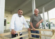"Interrompiamo per una foto un produttore (sulla destra) a colloquio con Antonio Pagano, presidente della cooperativa agricola "La Rosa Rossa", che ha uno stand al mercato di San Marzano sul Sarno."