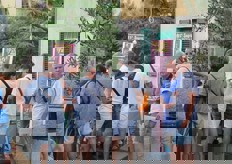 Fila per scegliere cosa mangiare e bere, pagare e ricevere il tagliando relativo. Partecipazione molto sentita. La nostra macchina fotografica non e' passata inosservata.