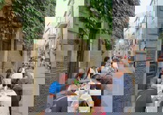 Tutti a tavola gia' da subito. Le tavolate hanno caratterizzato le vie dedicate alla Sagra.