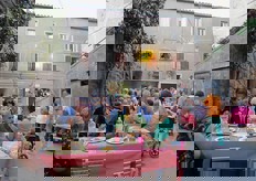 Borgo in festa. Visitatori autoctoni di ogni eta' e non solo. Da sottolineare anche la presenza di turisti.