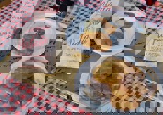 Patatine fritte in sacchetto a marchio, patate superdotate e guanciale di patate con porchetta.