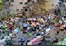 Vista dall'alto della piazzetta gremita.