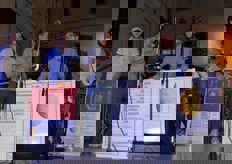 Nel corso della serata, il marchio Maremma che…Ⓡ patata ha ricevuto da Francesco Limatola, sindaco del comune di Roccastrada (al centro nella foto, con il microfono), la sua carta d'identita'. Anche Lorenzo Dori, presidente di Coldiretti Giovani di Grosseto (secondo da sinistra) ha notificato un passaporto. Entrambi i documenti rigorosamente in formato extra-large! A ritirarli sul palco Marco Gonnelli.