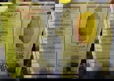 "Si sancisce cosi' e ufficialmente il gemellaggio tra la Coop Semia e la Sagra della Patata di Roccastrada - ha dichiarato il sindaco Limatola - Diamo quindi la cittadinanza roccastradina a Maremma che...® Patata con questa carta d'identita'. Ma solo se i cittadini sono d'accordo. Lo siete?". Si a gran voce e firma, come di rito, del documento gigante."