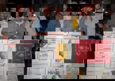 Foto di gruppo. Da sinistra prima fila: Michele e Francesco Giani (rispettivamente direttore operativo e commerciale della Coop Semia), Marco Gonnelli (direttore amministrativo Coop Semia) e Lorenzo Dori (presidente Coldiretti Giovani di Grosseto). In seconda fila: Patrizio Gonnelli (socio della Coop Semia) e Alberto Roncagli (tecnico specializzato della Marmocchi Angiolino).