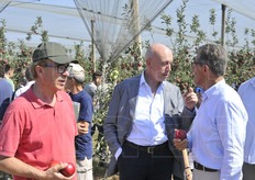 Al centro, Gaetano Piva, che conduce un'azienda di 80 ettari di cui 20 a frutteto