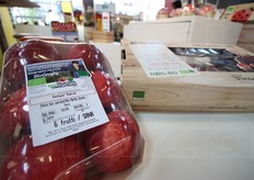 Pack da 6 mele Gala biologiche della VI.P. Val Venosta. Questo pack e' destinato alla boutique: le mele sono all'interno di una confezione in laminato di pioppo. Sullo sfondo si nota invece un'altra confezione-gioiello: la scatola da 2 kg dedicata al progetto Biography.