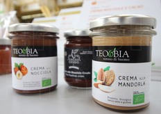 Tra le novita' di Sana 2016 una piccola variazione sul tema: le creme spalmabili a base di mandorle o nocciole, della Cacao Crudo.