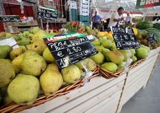 Nel reparto ortofrutta di Ecor Natura Si', la catena di supermercati specializzata in bio e che al Sana ha portato un proprio punto vendita, letteralmente.