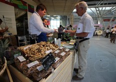 Nel reparto ortofrutta di Ecor Natura Si', la catena di supermercati specializzata in bio.