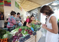 Nel reparto ortofrutta di Ecor Natura Si', la catena di supermercati specializzata in bio.